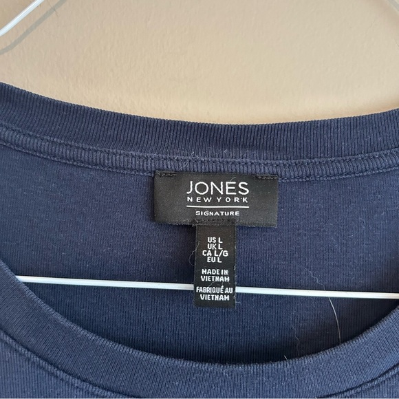 Navy Jones New York Shirt with great accents details on the front of the shirt - Picture 6 of 13